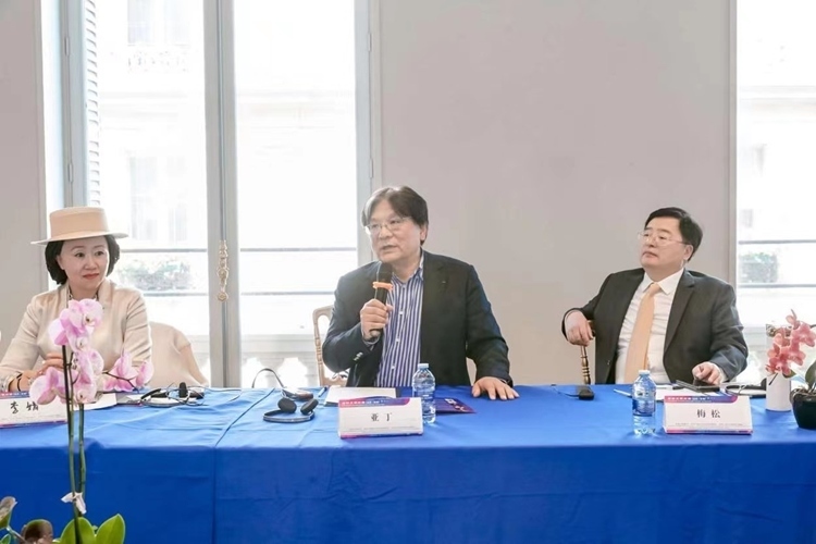 法中交流促進(jìn)會(huì)會(huì)長(zhǎng)、作家、翻譯家、法國最高榮譽(yù)騎士勛章獲得者亞丁發(fā)言（圖片：中國傳媒大學(xué)