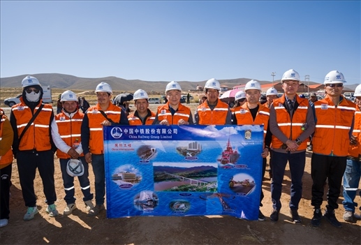 奧魯羅公路項目開工儀式現(xiàn)場，中國中鐵員工代表合影。中國中鐵供圖