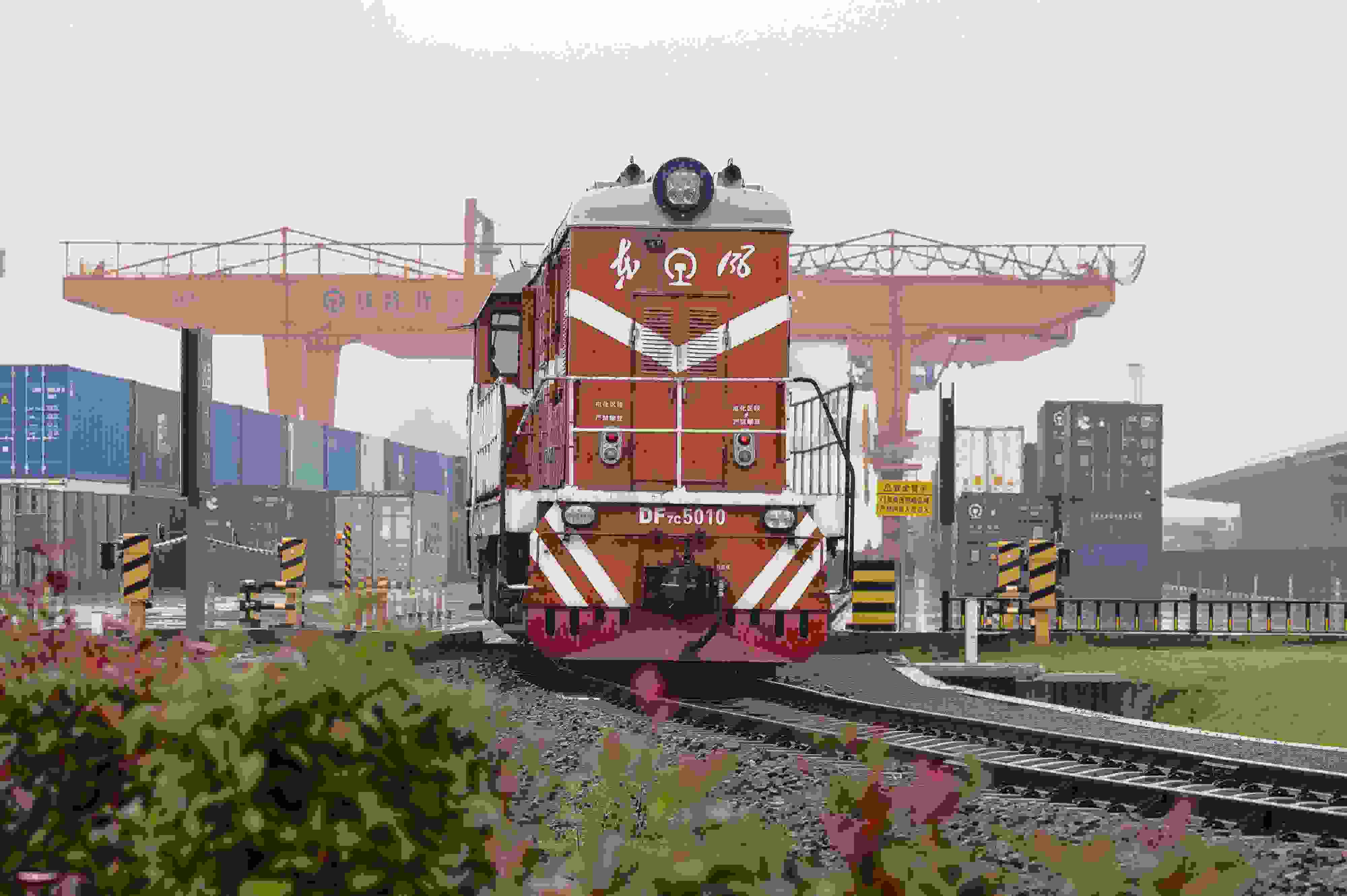 2024年5月5日，“五一”假期最后一天。在浙江省金華市金東區(qū)鐵路金華南站，一列滿載110標(biāo)箱的中歐班列緩緩啟程駛往匈牙利。