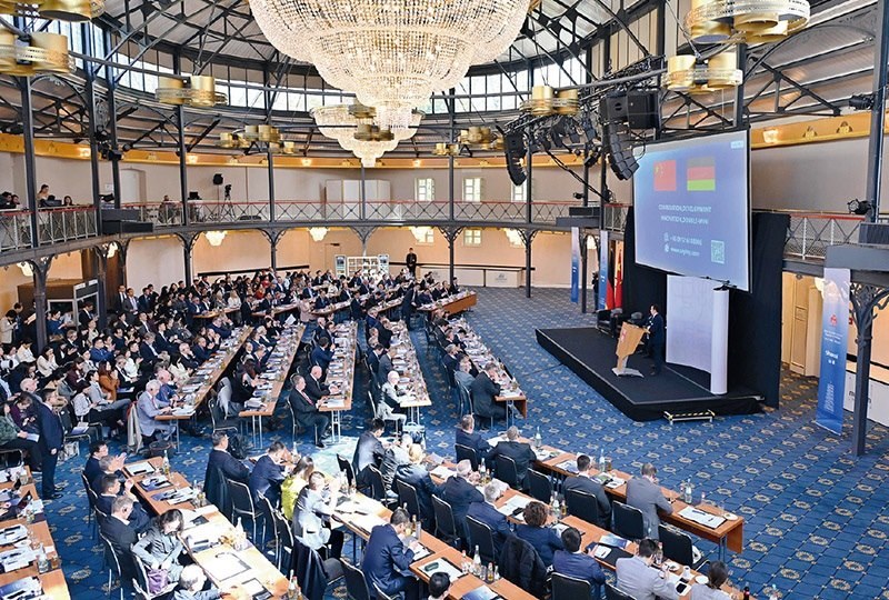 2024“投資中國”系列活動德國專場4月5日在巴登—符滕堡州首府斯圖加特市舉行，活動吸引德國工商界代表超300人參加。圖為當日拍攝的活動現(xiàn)場。 新華社記者 任鵬飛/攝