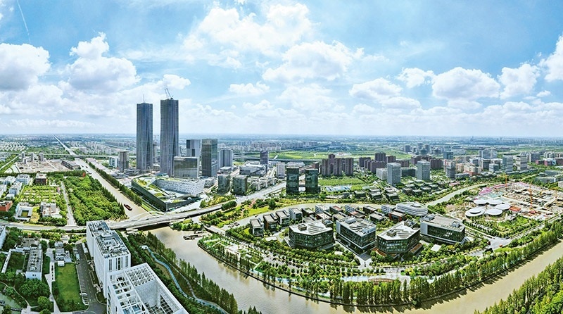 建立全國第一個國際貿(mào)易“單一窗口”，開設(shè)全國第一批自由貿(mào)易賬戶，設(shè)立全國第一家外商獨資醫(yī)院、第一家外商獨資公募基金公司、第一家外商獨資汽車制造企業(yè)……中國（上海）自由貿(mào)易試驗區(qū)掛牌以來，誕生了若干個“全國第一”，在制造業(yè)、金融業(yè)等數(shù)十個開放領(lǐng)域，實現(xiàn)一批全國首創(chuàng)項目落地。圖為上海自貿(mào)區(qū)張江片區(qū)（2023年9月10日攝，無人機照片）。 新華社記者 方喆/攝