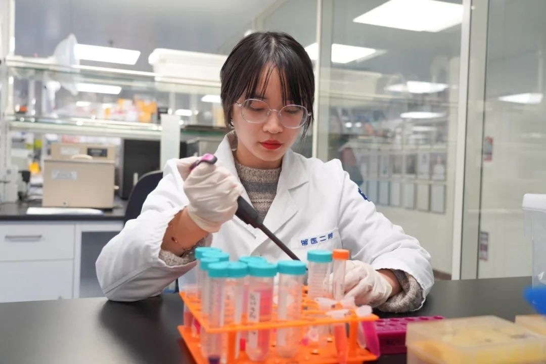 倪楚君在實(shí)驗(yàn)中。浙江大學(xué)供圖