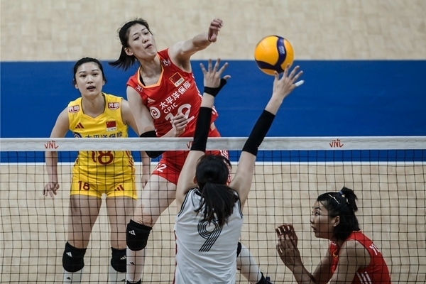李盈瑩(上)扣球。圖片來(lái)源：國(guó)際排聯(lián)