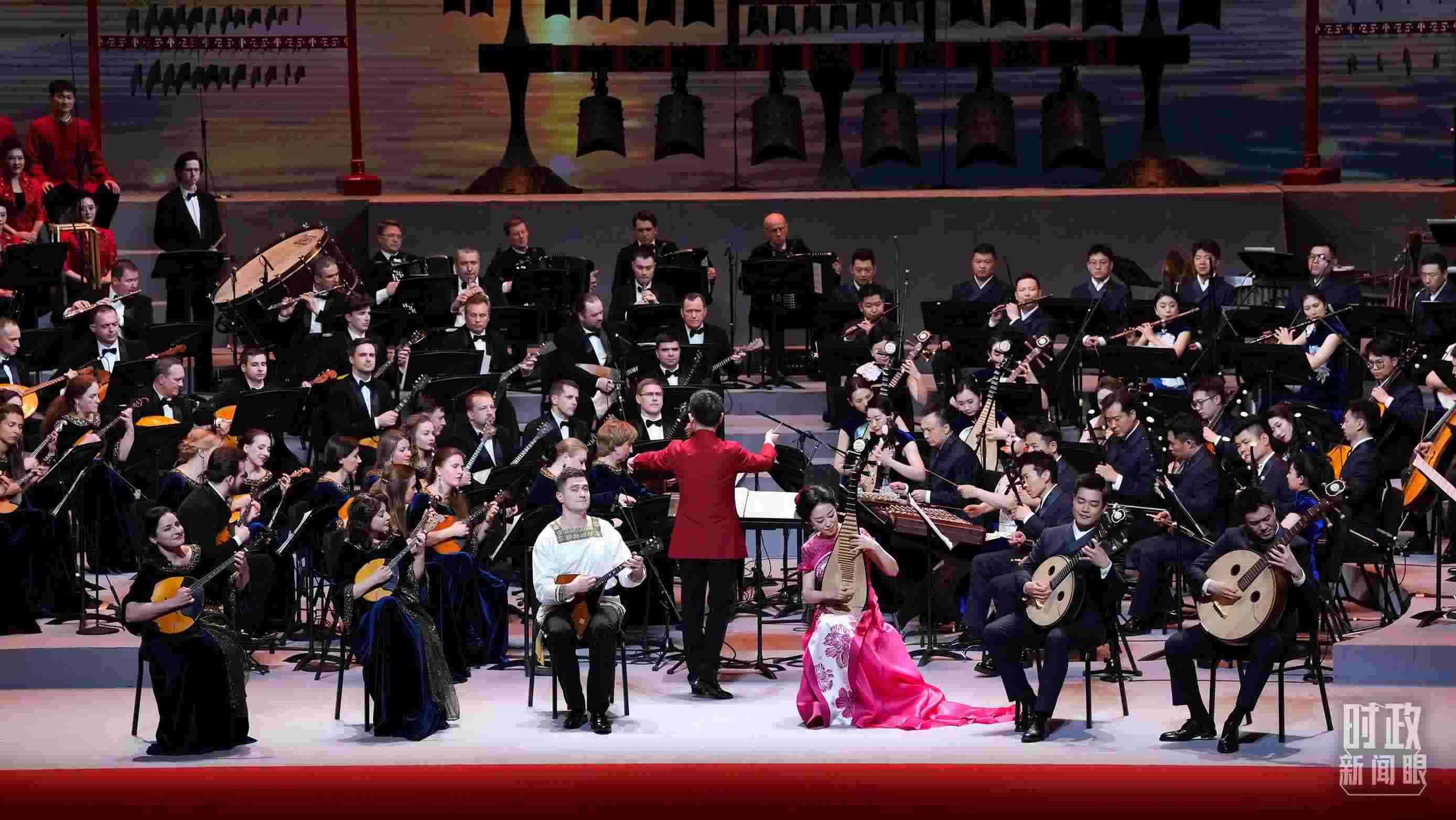 △前來(lái)參加音樂(lè)會(huì)的中俄藝術(shù)家匯聚一堂。（總臺(tái)央視記者李增仁、國(guó)廣記者李晉拍攝）