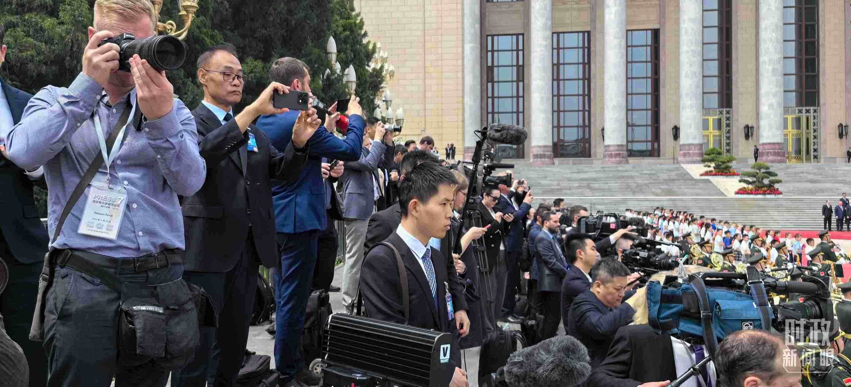 △當(dāng)天參與現(xiàn)場(chǎng)報(bào)道的中外記者。（總臺(tái)央視記者楊波、王子杭拍攝）