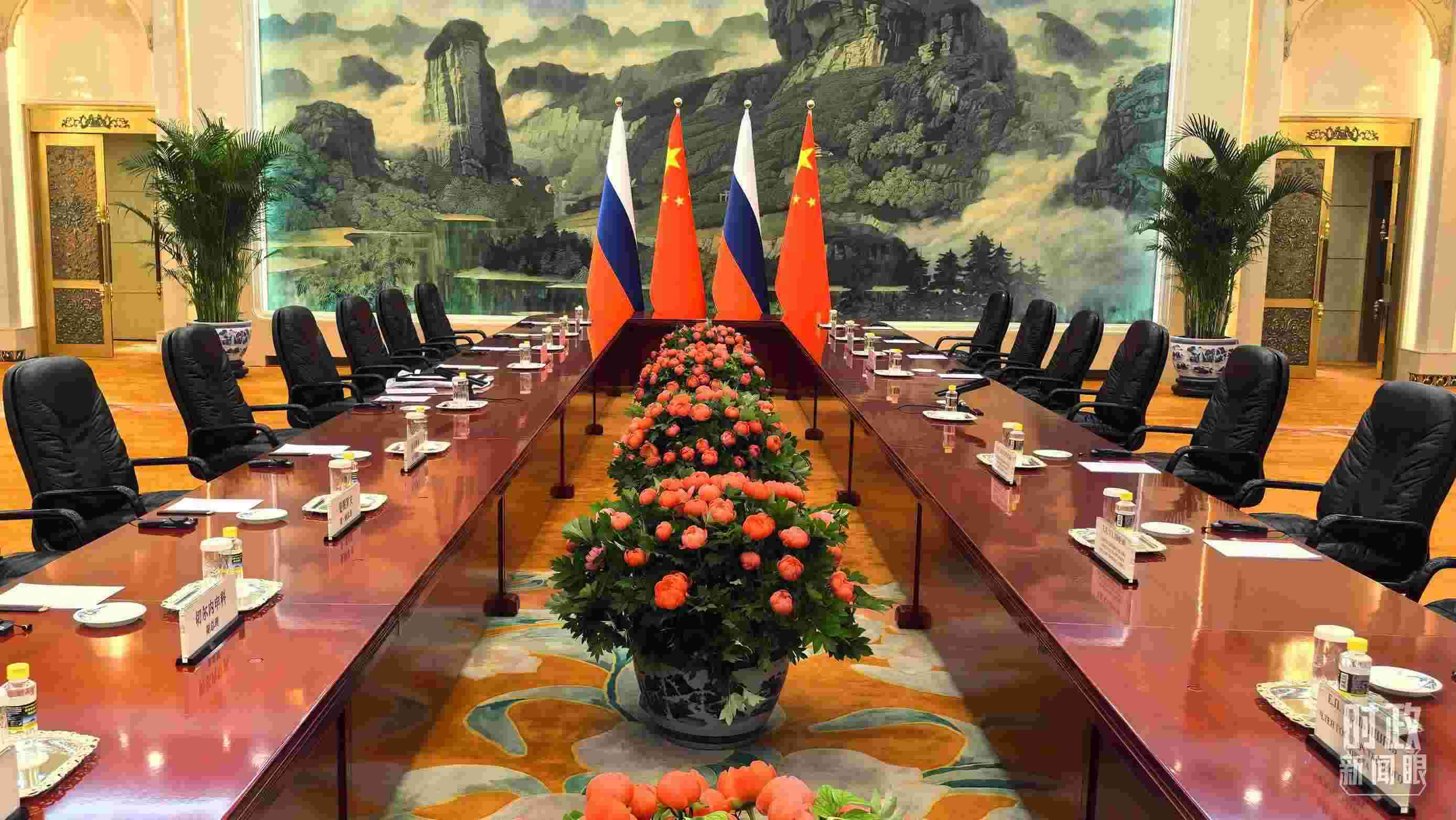 △中俄兩國(guó)元首首先舉行小范圍會(huì)談，這是會(huì)談開(kāi)始前的現(xiàn)場(chǎng)。（總臺(tái)央視記者鄂介甫拍攝）