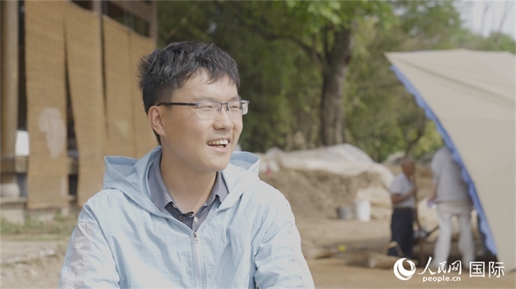 四川省文物考古研究院館員許丹陽(yáng)接受人民網(wǎng)采訪。人民網(wǎng)記者 張榮攝