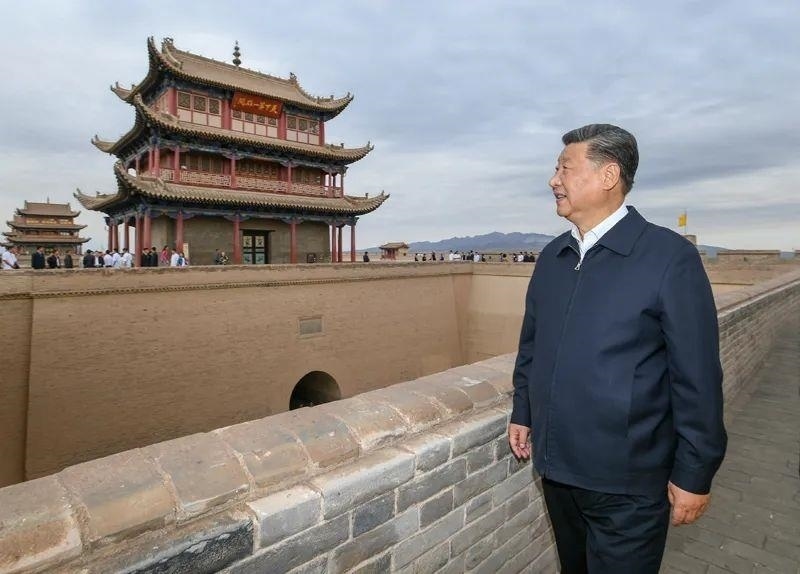 △2019年8月20日，習(xí)近平總書記來到嘉峪關(guān)關(guān)城，登上城樓察看關(guān)城整體面貌，聽取河西走廊長城、關(guān)隘歷史文化情況介紹。