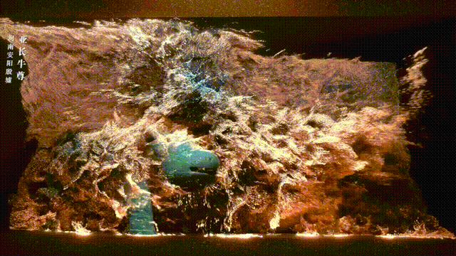 動圖：殷墟博物館裸眼3D大屏展示的亞長牛尊（央廣網(wǎng)發(fā) 趙夢陽制作）