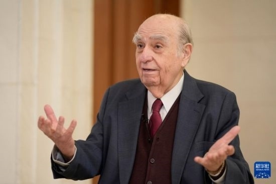  5月17日，烏拉圭前總統(tǒng)胡利奧·瑪麗亞·桑吉內(nèi)蒂在蒙得維的亞接受新華社記者專訪。新華社發(fā)（尼古拉斯·塞拉亞攝）