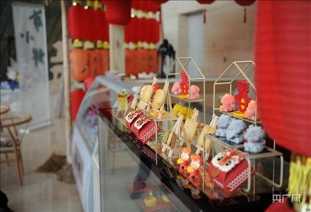 鄭州商代都城遺址博物院文創(chuàng)產(chǎn)品“商小鮮”（央廣網(wǎng)發(fā) 邢小龍 攝）