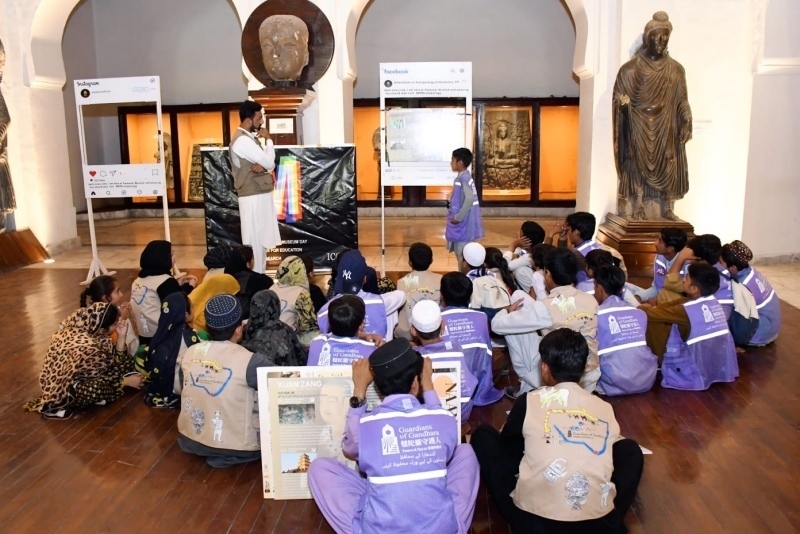志愿者在博物館給孩子們開展互動講解。“犍陀羅守護人”供圖