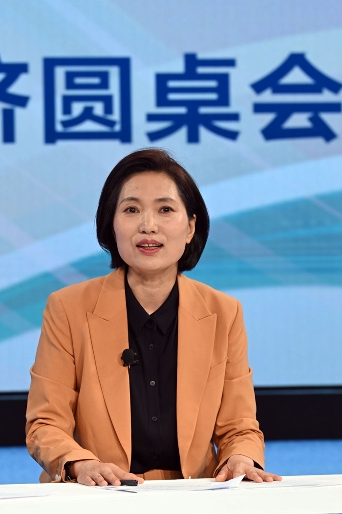 中國(guó)宏觀經(jīng)濟(jì)研究院對(duì)外經(jīng)濟(jì)研究所研究員曲鳳杰在“中國(guó)經(jīng)濟(jì)圓桌會(huì)”錄制現(xiàn)場(chǎng)交流發(fā)言。新華社記者 金良快 攝