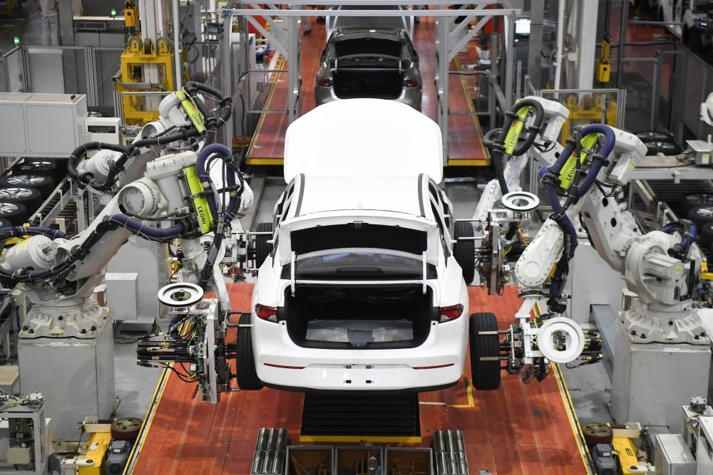 這是2024年4月24日拍攝的廣州廣汽埃安新能源汽車的全自動(dòng)化輪胎安裝工作站。新華社記者 鄧華 攝