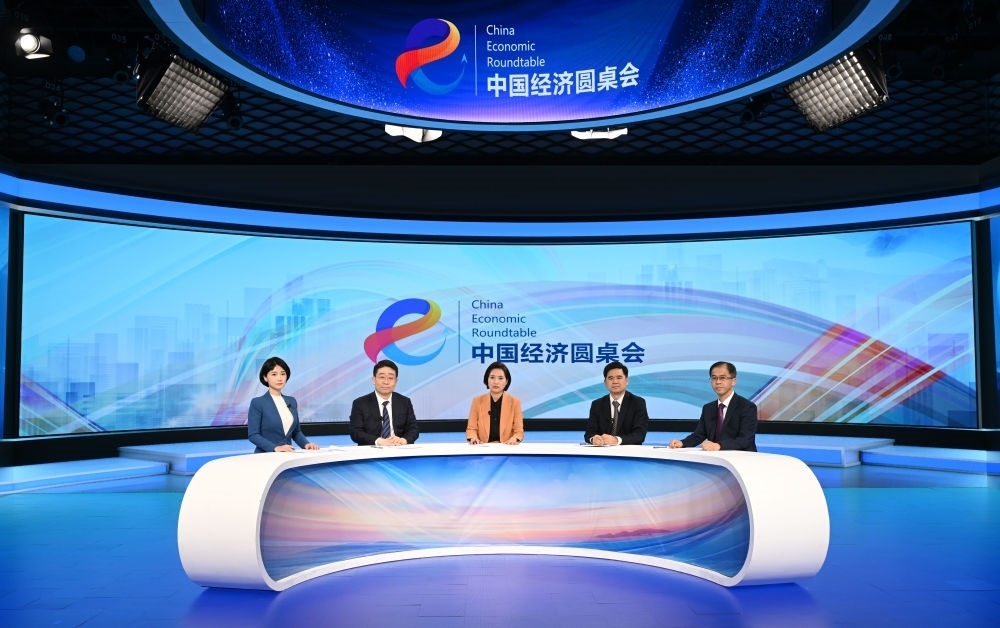 這是“中國(guó)經(jīng)濟(jì)圓桌會(huì)”錄制現(xiàn)場(chǎng)。新華社記者 金良快 攝