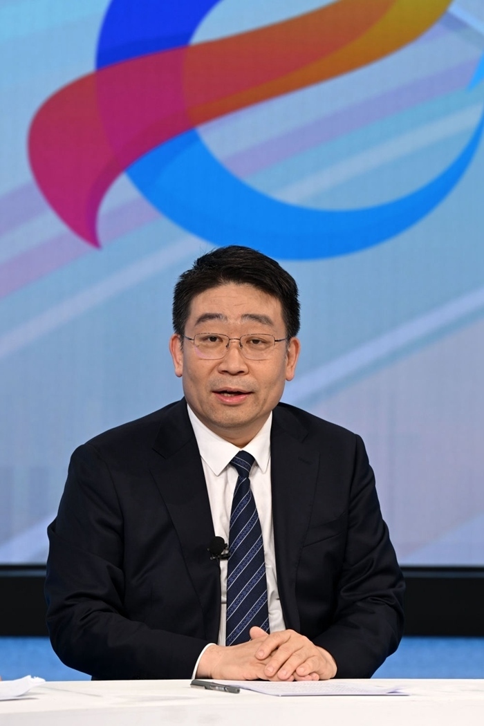 國(guó)家發(fā)展改革委產(chǎn)業(yè)司副司長(zhǎng)霍福鵬在“中國(guó)經(jīng)濟(jì)圓桌會(huì)”錄制現(xiàn)場(chǎng)交流發(fā)言。新華社記者 金良快 攝