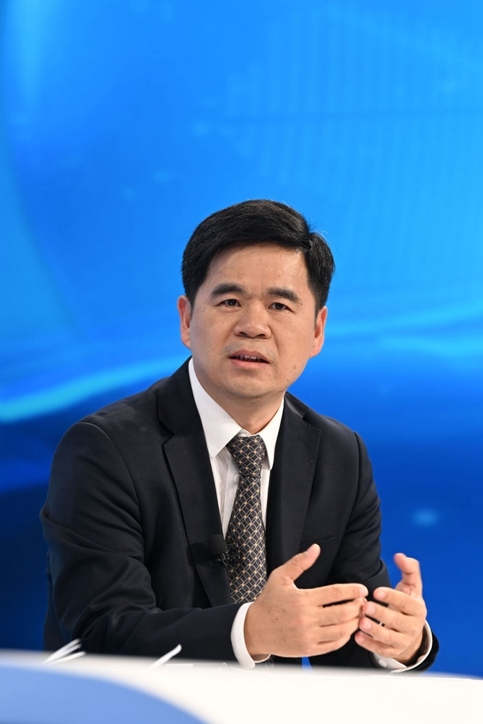 工業(yè)和信息化部運(yùn)行監(jiān)測(cè)協(xié)調(diào)局副局長(zhǎng)何海林在“中國(guó)經(jīng)濟(jì)圓桌會(huì)”錄制現(xiàn)場(chǎng)交流發(fā)言。新華社記者 金良快 攝