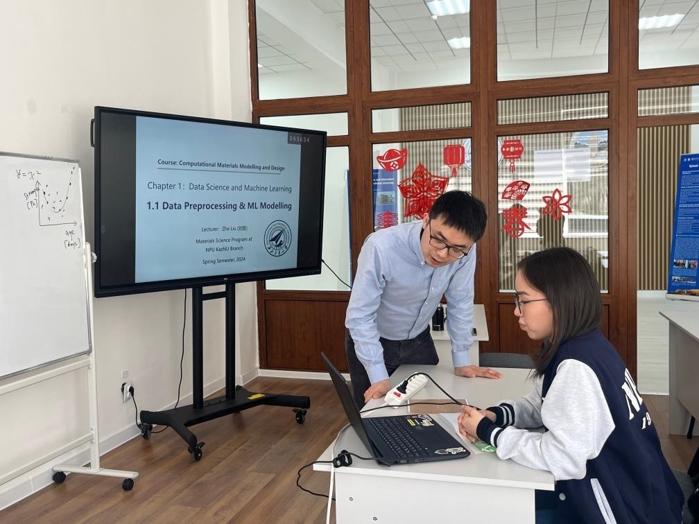 2024年4月，西北工業(yè)大學材料學院劉哲教授在西北工業(yè)大學哈薩克斯坦分校授課。（西北工業(yè)大學供圖）