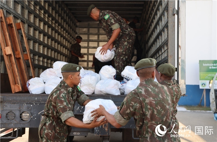 里約加利昂空軍基地，軍人在將捐贈(zèng)物資裝車。人民網(wǎng)記者 時(shí)元皓攝