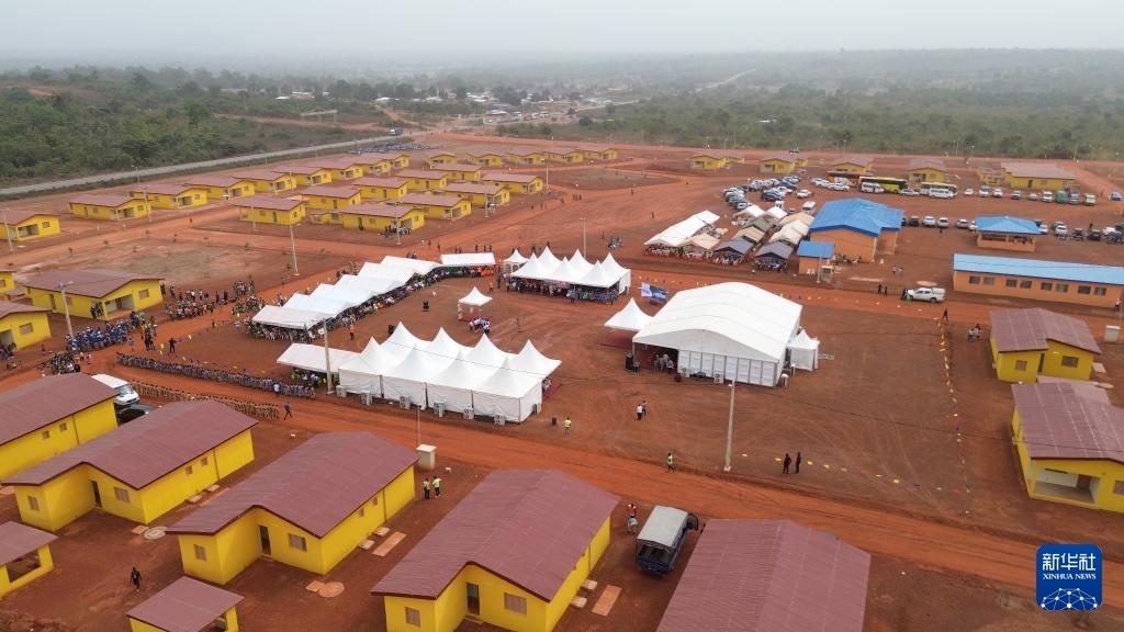 這是2023年12月16日在科特迪瓦北部城鎮(zhèn)費(fèi)爾凱塞杜古以北拍攝的旱港移民新村（無(wú)人機(jī)照片）。新華社發(fā)（中成股份科特迪瓦分公司供圖）