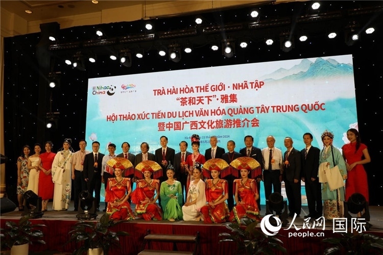 中越兩國(guó)嘉賓合影留念。人民網(wǎng)記者楊曄攝