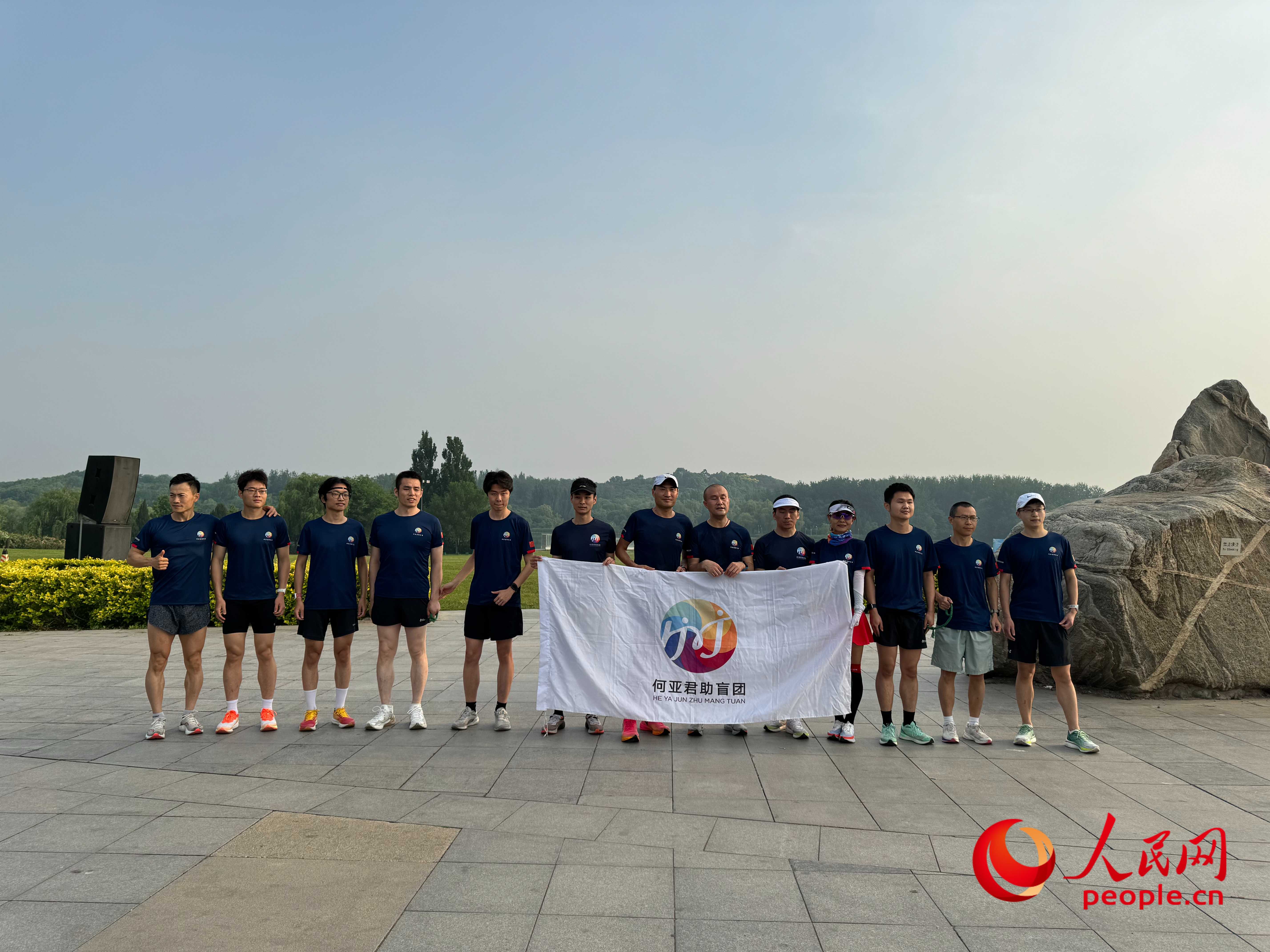 何亞君助盲團(tuán)的部分成員合影。人民網(wǎng) 周靜圓攝