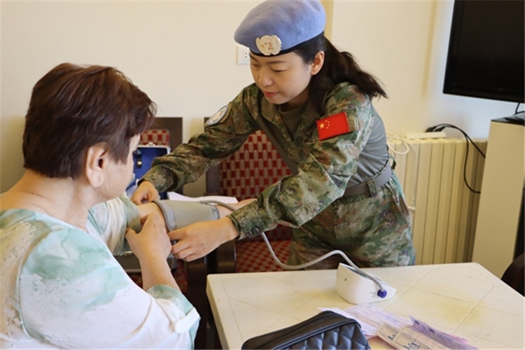 【1】 醫(yī)療分隊(duì)隊(duì)員為當(dāng)?shù)鼗颊邷y量血壓。曾德樂攝