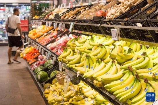 5月24日，顧客在德國(guó)柏林一家超市購(gòu)物。新華社記者 任鵬飛 攝