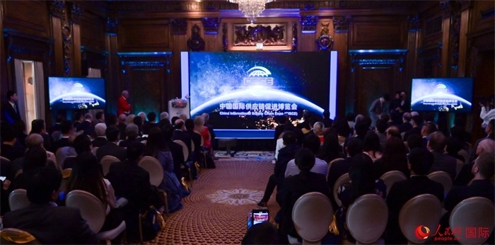 現(xiàn)場(chǎng)播放第二屆中國(guó)國(guó)際供應(yīng)鏈促進(jìn)博覽會(huì)宣傳片。人民網(wǎng) 郭錦標(biāo)攝