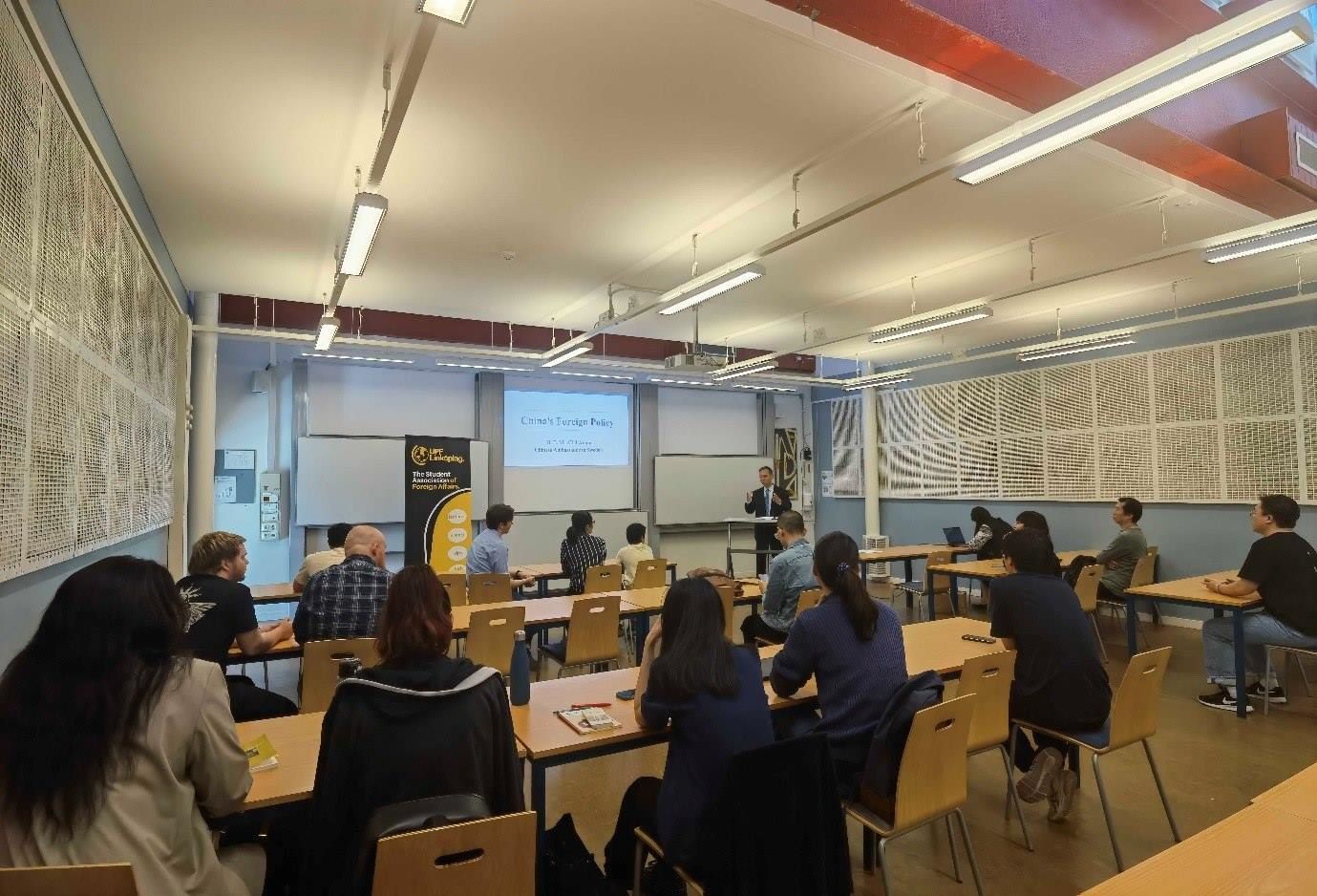 中國駐瑞典大使崔愛民與同學(xué)們互動并回答問題。中國駐瑞典大使館供圖