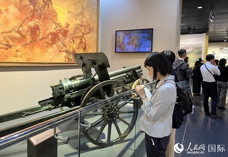 創(chuàng)價學(xué)會青年代表團(tuán)成員在中國人民抗日戰(zhàn)爭紀(jì)念館參觀。人民網(wǎng)記者 陳思攝