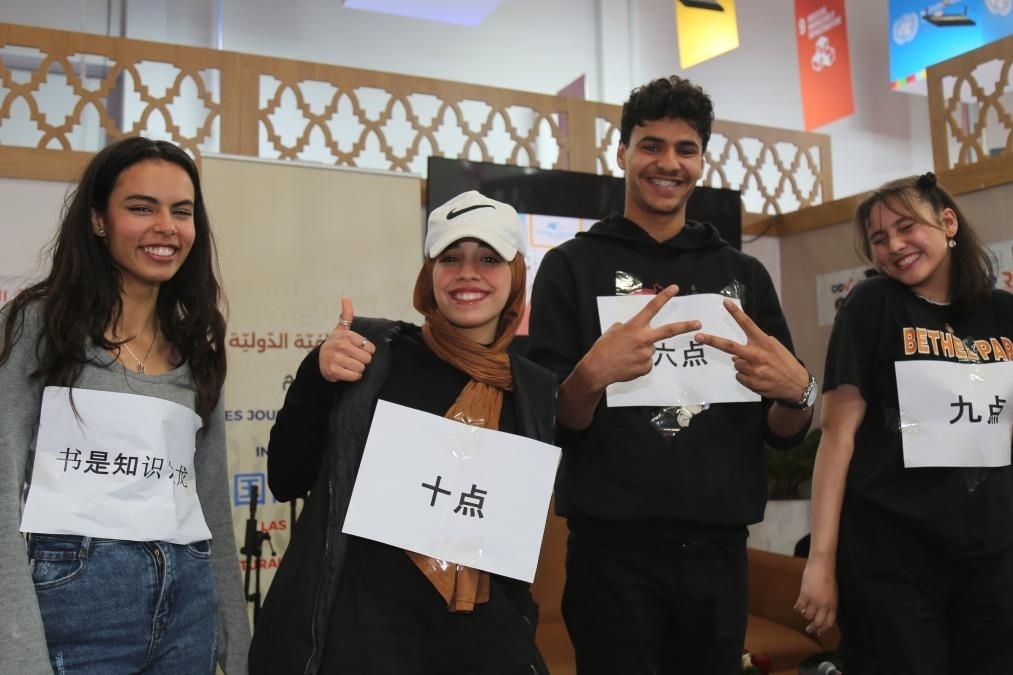 2024年4月24日，突尼斯高中生在首都突尼斯市舉辦的突尼斯國際書展上表演漢語節(jié)目。新華社發(fā)（阿代爾攝）