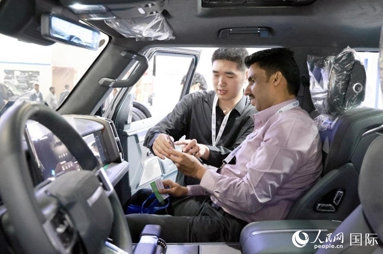 客戶在了解中國(guó)產(chǎn)汽車。人民網(wǎng)記者 管克江攝