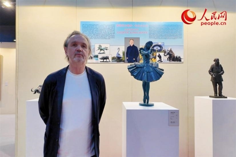 俄羅斯人民藝術(shù)家、俄羅斯美協(xié)主席安德烈·科瓦爾丘克正在接受人民網(wǎng)的采訪。人民網(wǎng)記者 劉微攝