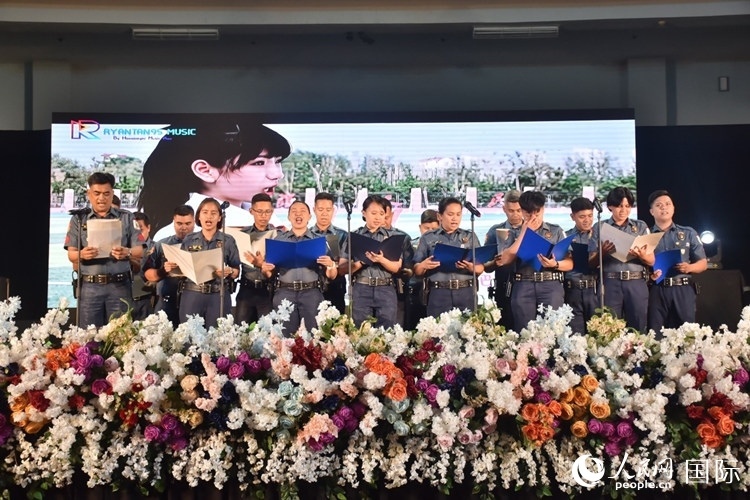 邦板牙省警察局學(xué)員在結(jié)業(yè)典禮上表演合唱。人民網(wǎng)記者 樊帆攝