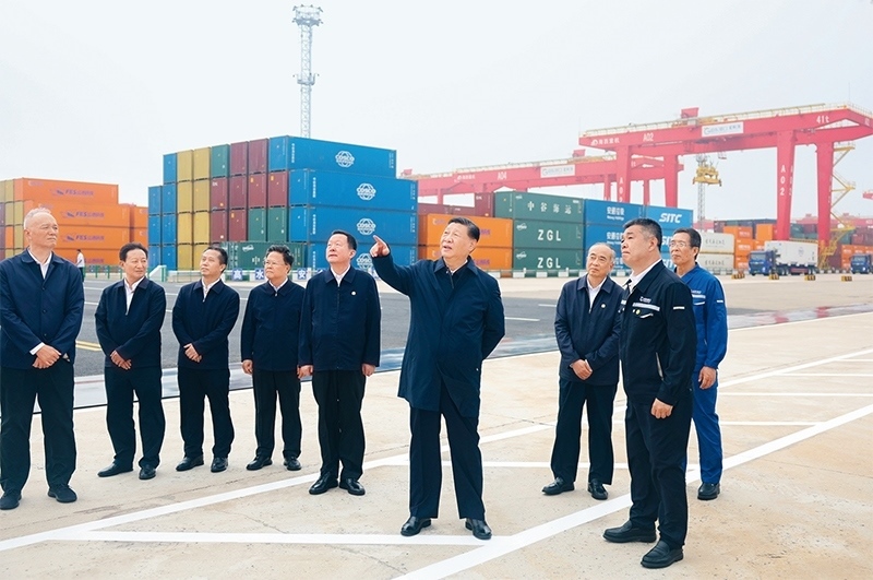 2024年5月22日至24日，中共中央總書記、國家主席、中央軍委主席習(xí)近平在山東考察。這是22日下午，習(xí)近平在日照港察看全自動化集裝箱碼頭作業(yè)場景。 新華社記者 鞠鵬/攝