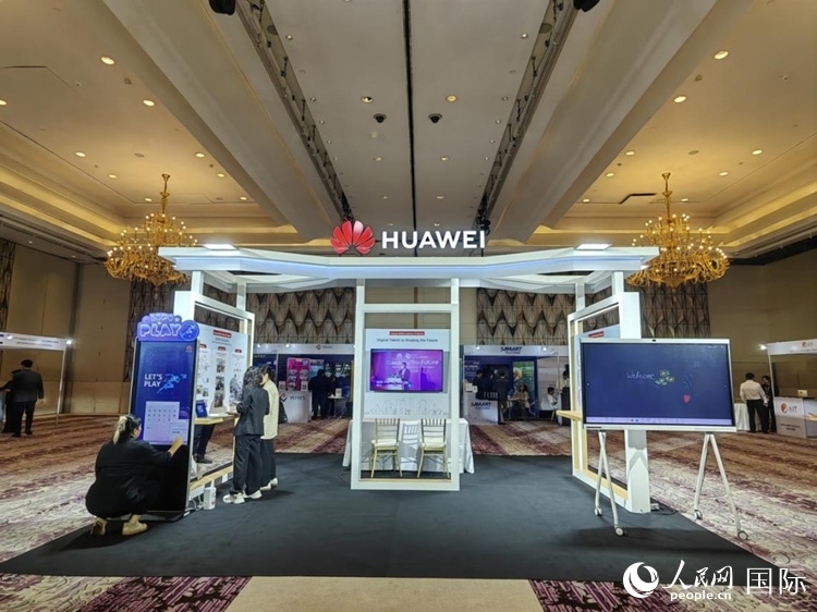 峰會現(xiàn)場，由泰國政府、中泰高校和客戶伙伴搭建的人才雙選會和伙伴展臺開放。人民網(wǎng)記者 楊一攝