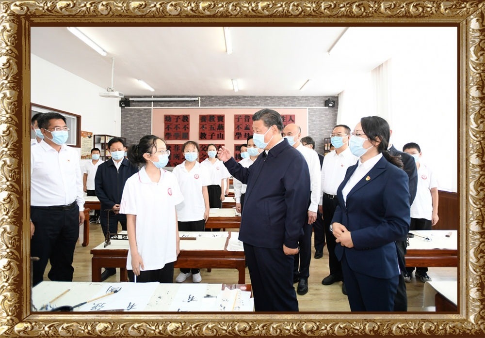 2021年9月13日至14日，習(xí)近平總書記在陜西省榆林市考察。14日上午，習(xí)近平在綏德實(shí)驗(yàn)中學(xué)考察時(shí)，同正在練習(xí)書法的學(xué)生親切交流。