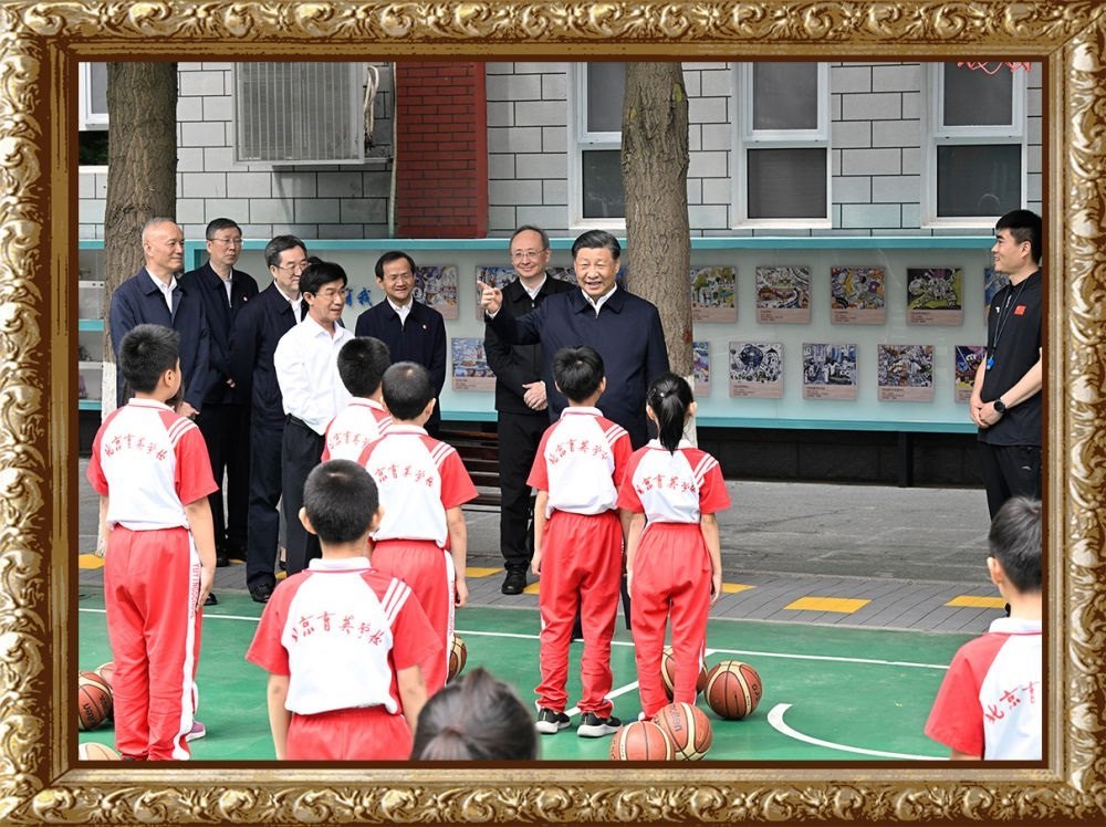 2023年5月31日上午，習(xí)近平總書記來到北京育英學(xué)校看望慰問師生，在籃球場同正在上體育課的小學(xué)生們親切交流。習(xí)近平親切地說：“現(xiàn)在生活條件好了，孩子們不是要吃得胖胖的，而是要長得壯壯的、練得棒棒的?！? width=