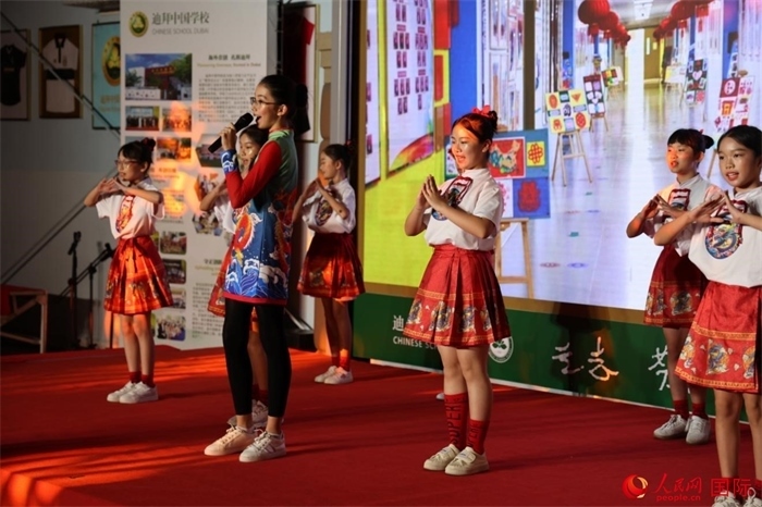 活動(dòng)上，孩子們表演原創(chuàng)歌舞節(jié)目。人民網(wǎng)記者 張志文攝