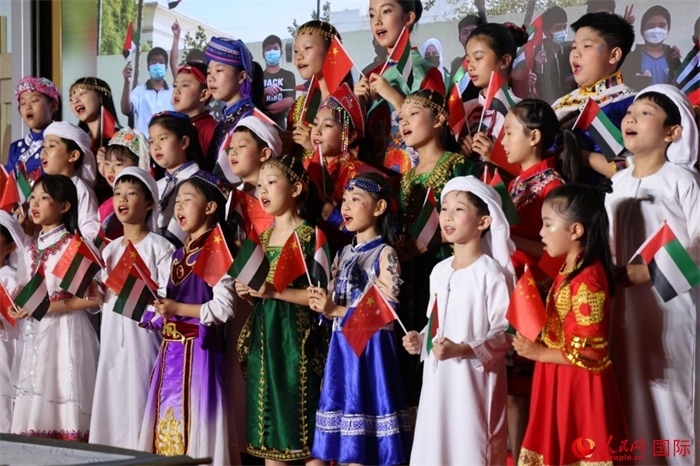 活動(dòng)上，身著中阿傳統(tǒng)服飾的孩子們共唱歌曲，表達(dá)對(duì)美好未來(lái)的向往。人民網(wǎng)記者 張志文攝