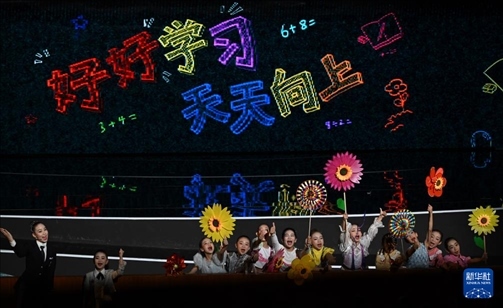 6月1日，演員在“我和祖國一起成長”主題演出活動中表演。新華社記者 金良快 攝