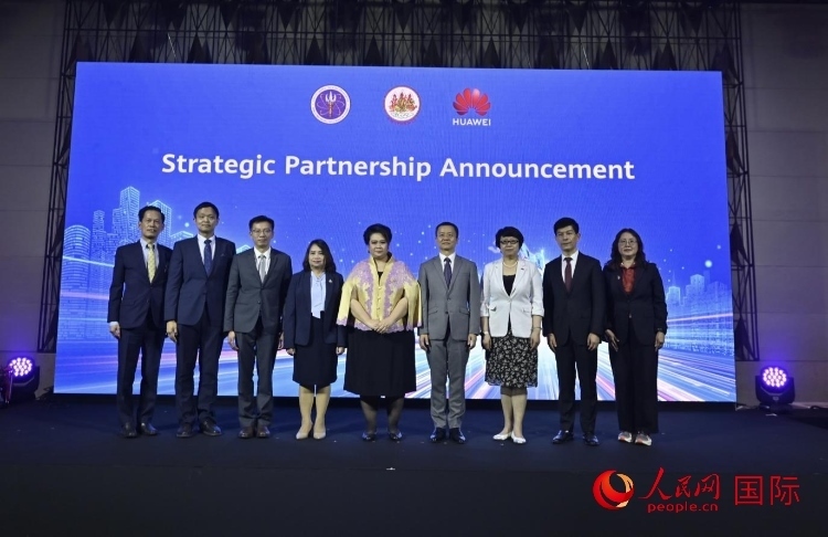 數(shù)字人才峰會(huì)現(xiàn)場(chǎng)。左五為泰國(guó)高等教育、科學(xué)、研究和創(chuàng)新部長(zhǎng)素巴瑪·伊沙拉帕迪，右三中國(guó)駐泰國(guó)大使館教育參贊許蘭，右四為華為泰國(guó)技術(shù)有限公司總經(jīng)理李雄偉。人民網(wǎng)記者 簡(jiǎn)承淵攝