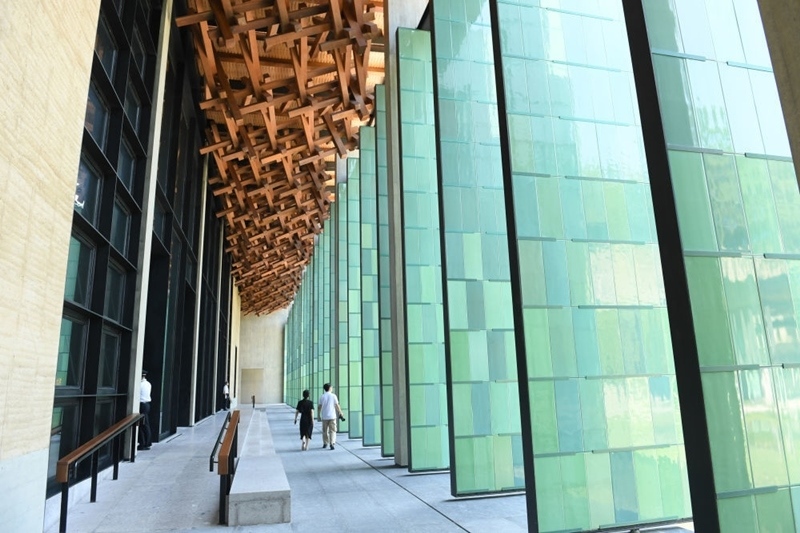 2022年7月23日，杭州國(guó)家版本館屋頂?shù)哪緲?gòu)和青瓷門扇相映成趣。