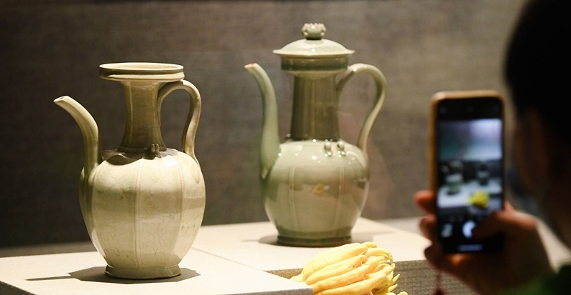 2021年9月14日，浙江省博物館，觀眾在拍攝北宋龍泉窯執(zhí)壺（左）和龍泉青瓷藝人劉杰制作的執(zhí)壺。