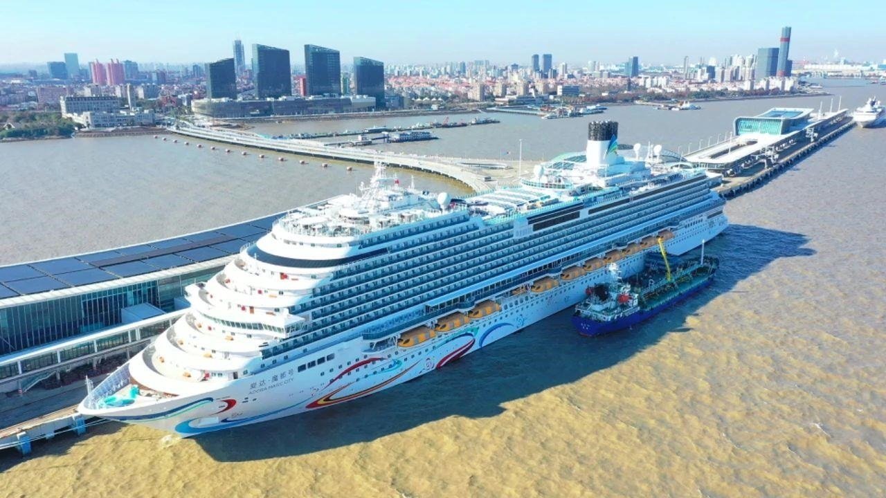 △2024年1月1日，國產(chǎn)首艘大型郵輪“愛達(dá)·魔都號”從上海吳淞口國際郵輪港開啟商業(yè)首航。