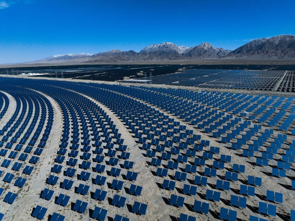 這是2024年4月23日在青海省海西蒙古族藏族自治州德令哈市光伏（光熱）產(chǎn)業(yè)園拍攝的光熱電站（無(wú)人機(jī)照片）。新華社記者 張龍 攝