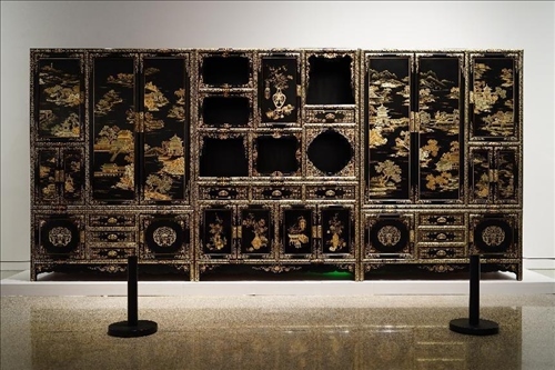 2023年7月9日，北京，中國工藝美術(shù)館·中國非物質(zhì)文化遺產(chǎn)館，“山西特色專業(yè)鎮(zhèn)·平遙非遺雙寶中華行”展覽展出的推光漆器作品。