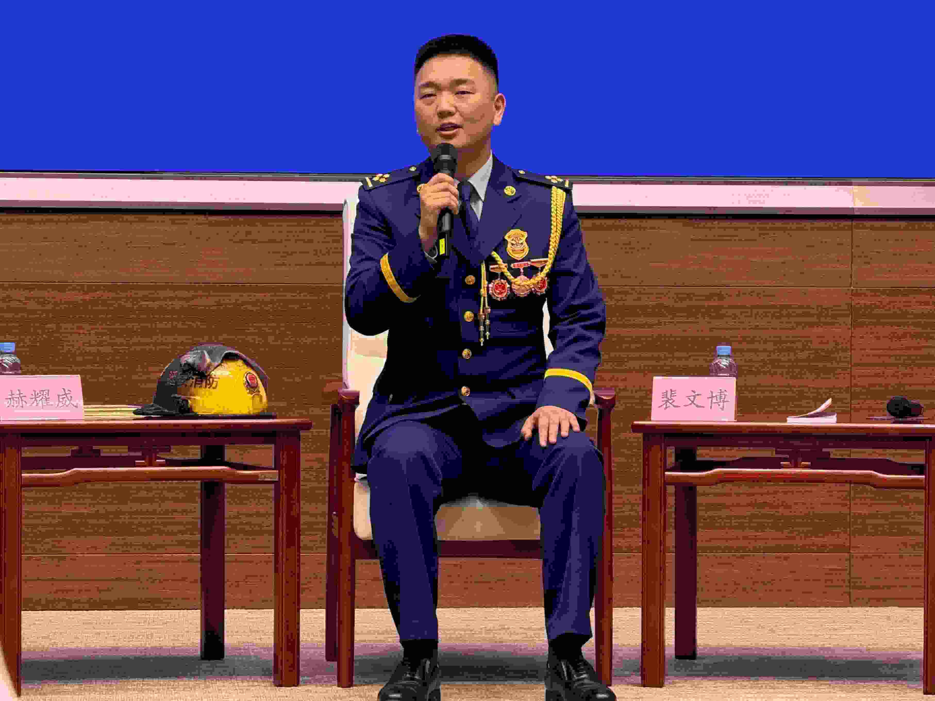 寶塔消防救援站政治指導(dǎo)員裴文博在回答記者提問。人民網(wǎng)記者 郝萍攝