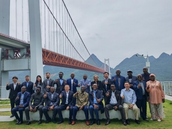 使節(jié)團(tuán)與壩陵河大橋合影。新華社記者 吳思 攝